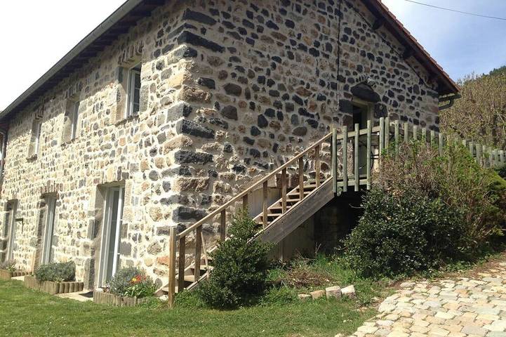 Gîte pour 4 personnes, avec jardin dans Goudet