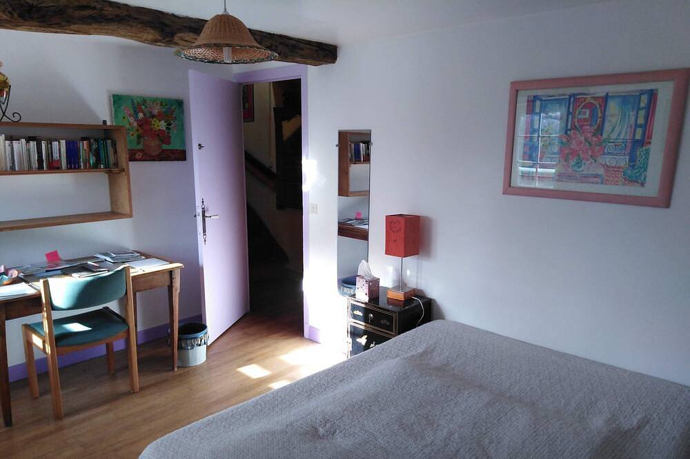 Chambre cosy claire couleur lavande classée 3*** in Le Pêchereau, Région de Châteauroux