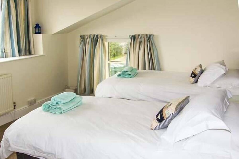 The Grange, family friendly, country holiday cottage in Little Haven in Little Haven, Pembrokeshire