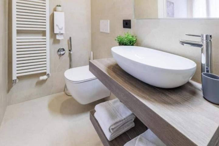 ✨ Elegant Room in the Heart of Mirano – Comfort, Style & Perfect Location ✨🛏️ Bedroom – Elegance & Comfort The tastefully furnished bedroom welcomes you with a double bed featuring a high-quality mattress, designed to guarantee a restful sle in Mirano, Provincia de Venezia