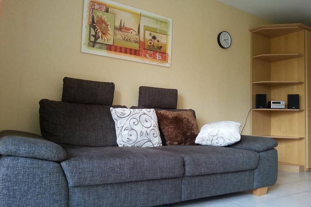 Ganze Wohnung, Gemütliche Ferienwohnung 80qm, mit 2 Schlafräumen in Creglingen, Taubertal