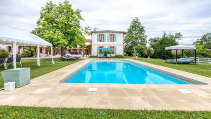 Appartement de vacances pour 2 personnes, avec balcon ainsi que piscine et jacuzzi dans le Tarn