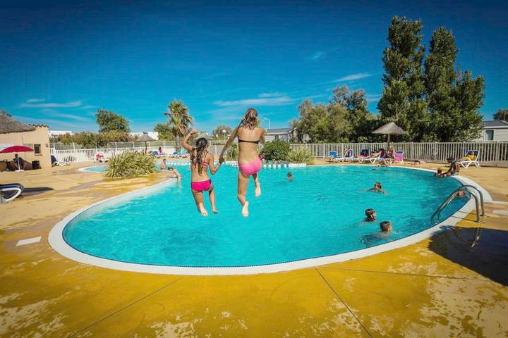 Camping pour 6 personnes, avec piscine et terrasse