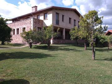 Casa de vacaciones para 23 personas, con jardín además de vistas y piscina en Sierra de Gata