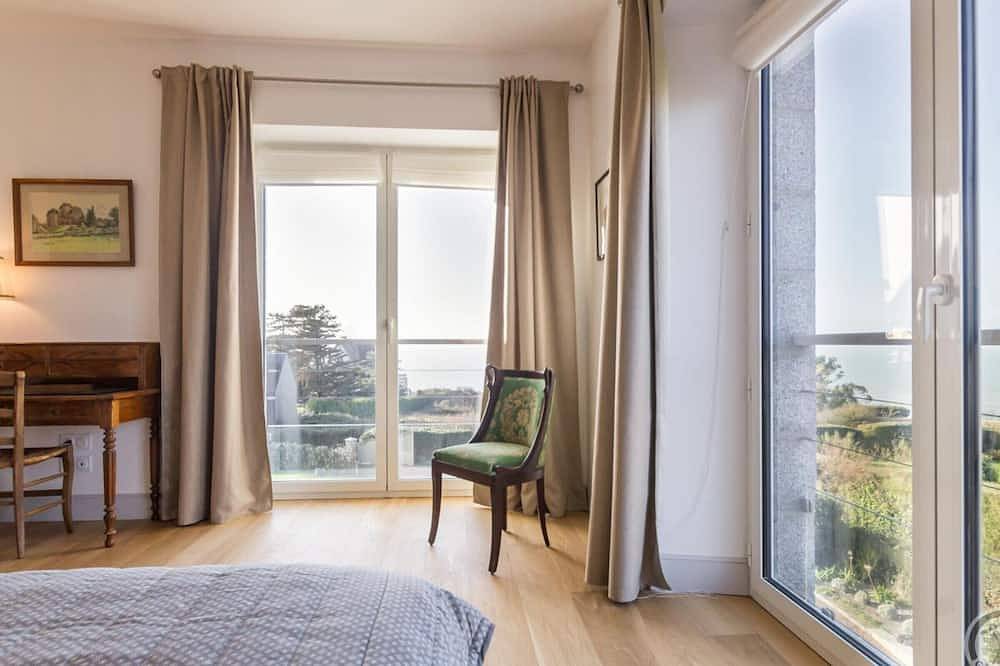 Zeitgenössische Villa in Carolles mit Meerblick und direktem Strandzugang in Carolles, Côte de la Déroute