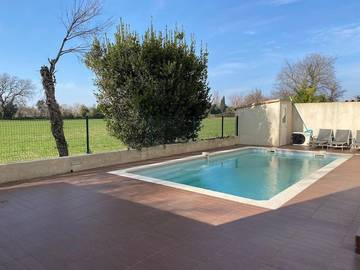 Location de vacances pour 8 personnes, avec jardin ainsi que vue et piscine, adapté aux familles à Istres