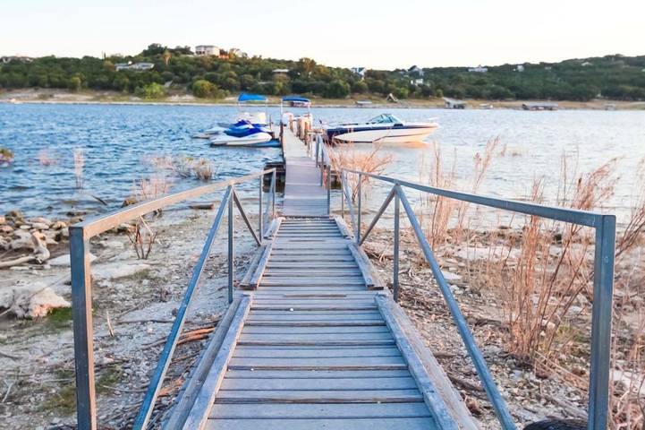 Vacation rental for 6 people, with pool and lake view as well as balcony and yard in Lago Vista