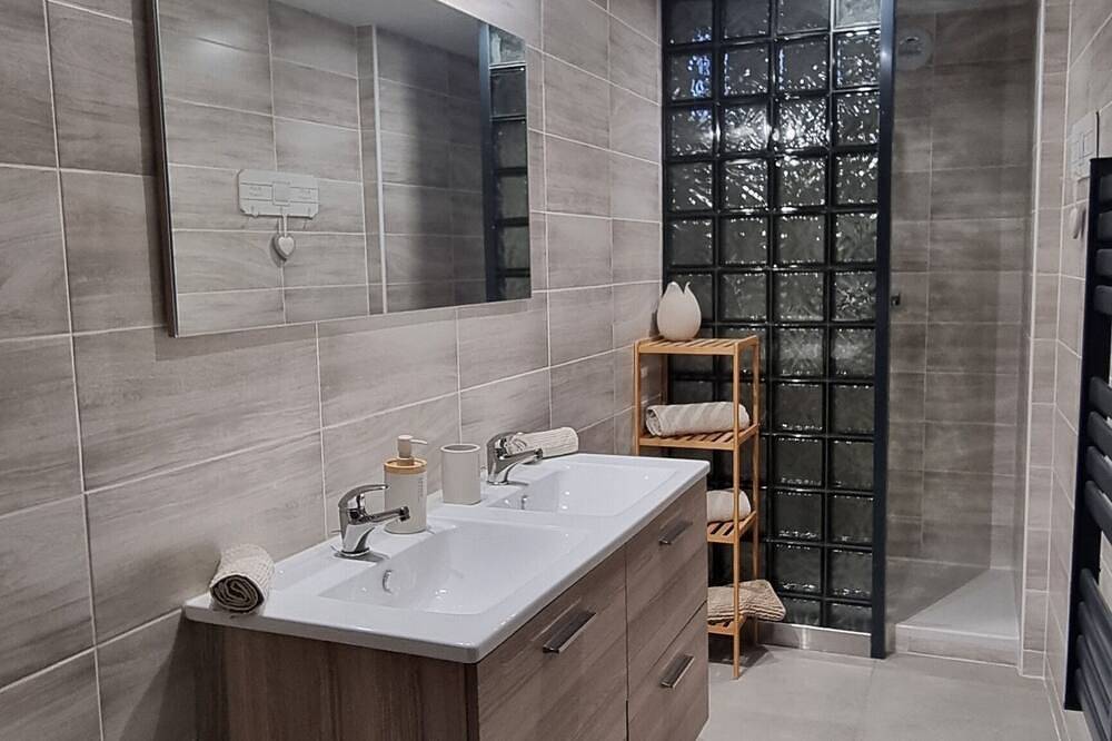 Appartement entier, Appartement en rez-de-villa avec piscine in Le Broc, Côte méditerranéenne (France)