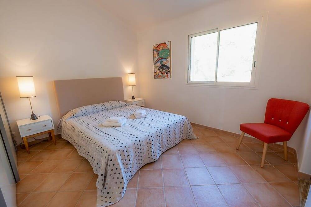 Villa Proche Des Plages Piscine Chauffee Au Calme Vue Degagee in Porto-Vecchio, Arrondissement de Sartène