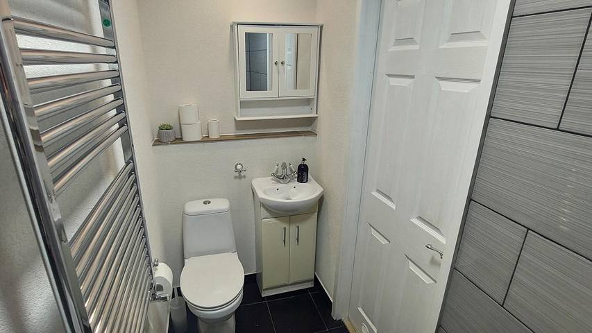 Entire holiday apartment, Couples/Business/Family- Wifi- Parking- Sleeps 2 in Coventry, Birmingham Area