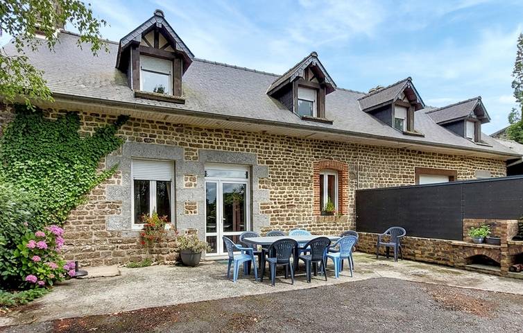 Location de vacances pour 6 personnes, avec Jacuzzi ainsi que Terrasse et Jardin à La Chapelle-Urée