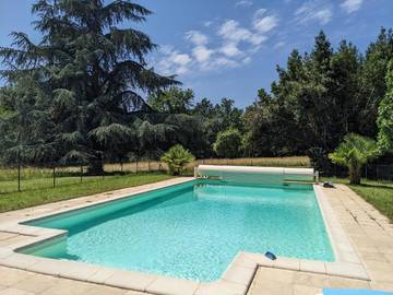 Location de vacances pour 8 personnes, avec vue ainsi que piscine et jardin, animaux acceptés à Saint-Pardoux-et-Vielvic