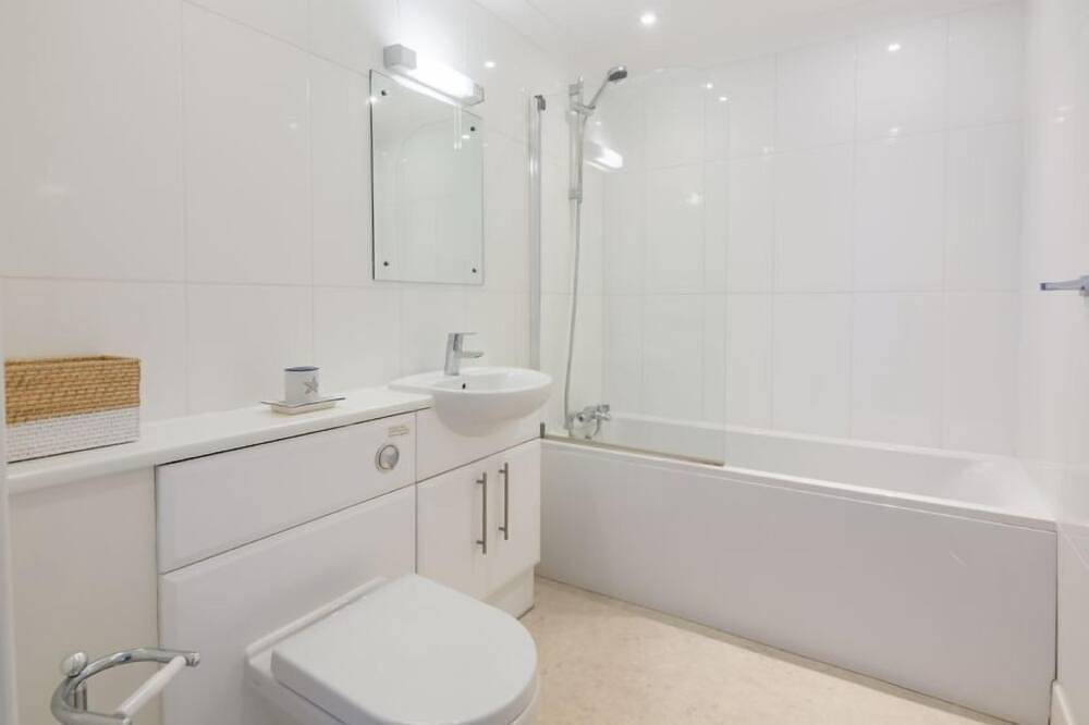 Geheel appartement, Dit uitstekende appartement biedt een van de beste uitzichten in Wells-next-the-Sea. Het beschikt over een open leefruimte met openslaande deuren naar een super klein balkon en een tweede raam met een ononderbroken uitzicht over de haven, moerassen en ... in Wells-next-the-Sea, Norfolk kust