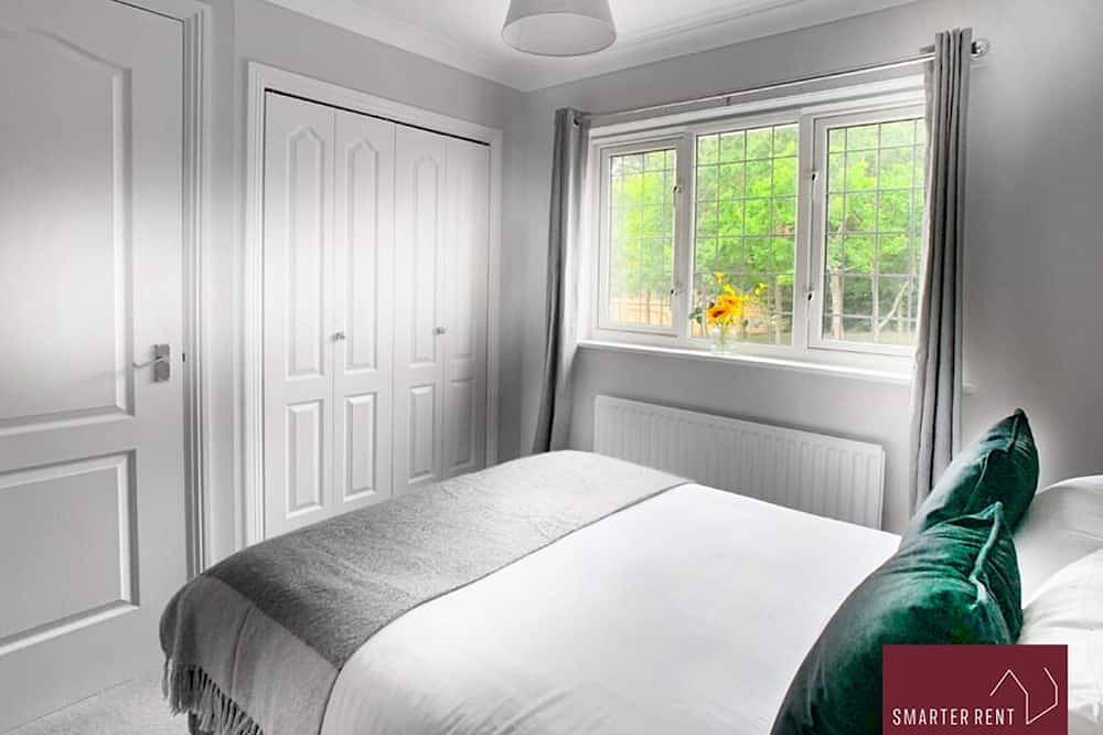 Entire apartment, Woking, 2 Bedroom House, Parking & Garden in Woking, Surrey