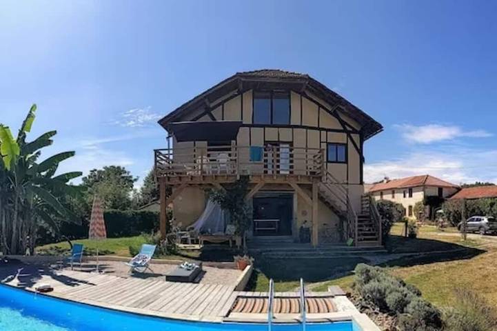 Gîte pour 7 personnes, avec Terrasse ainsi que Jardin et Piscine