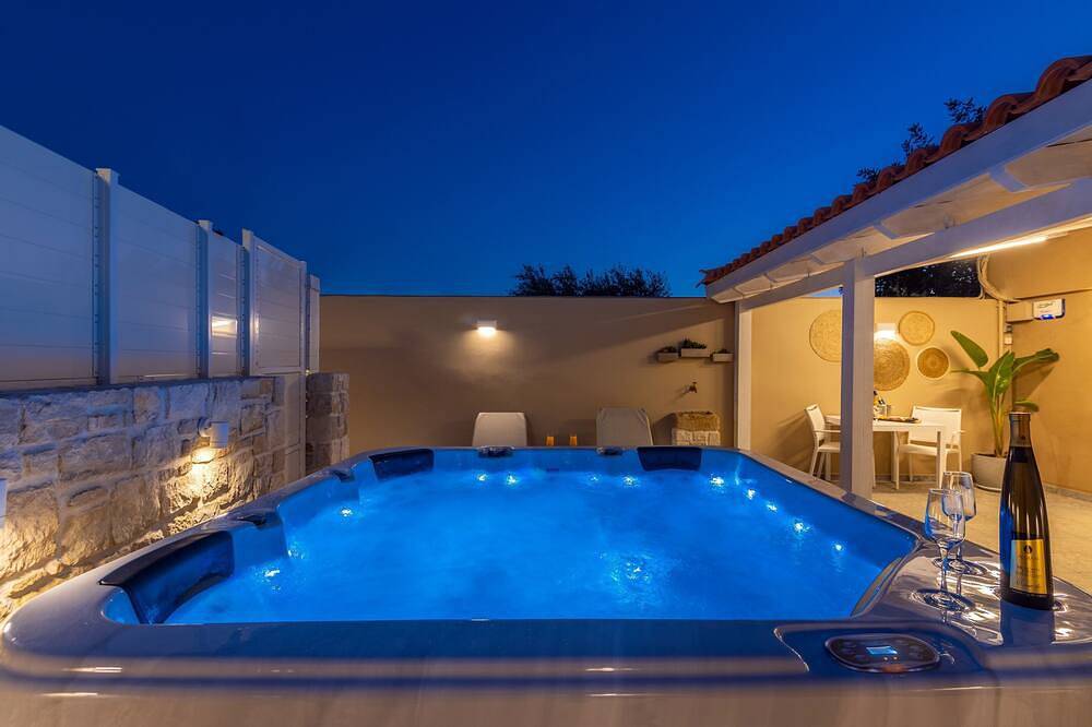 Ganze Wohnung, Konstantinos luxury suite, with hot tub, 2 min from the beach! in Koutsouras, Lasithi