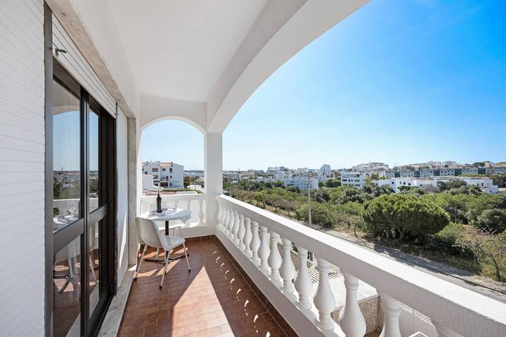 Entire apartment, Apartment 'Casa Atlântico nº1' close to the Sea with Shared Pool & Wi-Fi in São Sebastião, Lagos