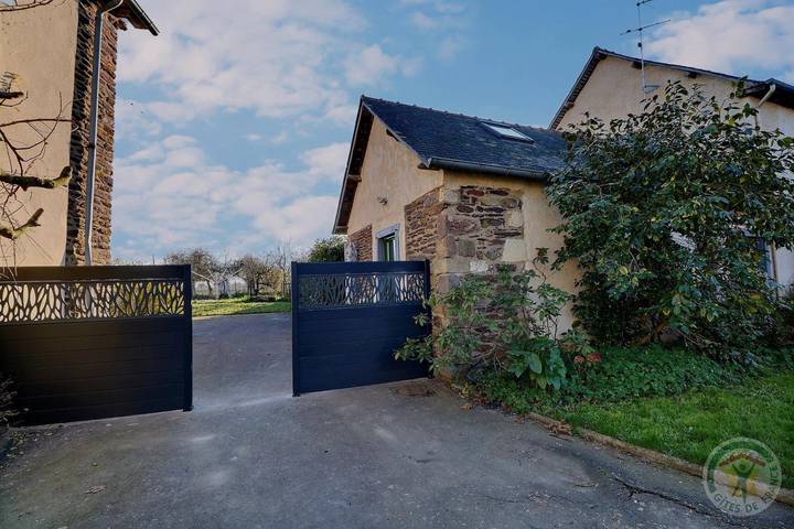 Gîte pour 2 personnes, avec Terrasse ainsi que Jardin et Vue à Vezin-le-Coquet
