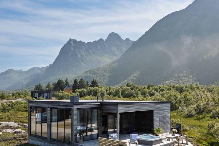 Arctic Lofoten Lodge Lyngvær Luggombu with hot tube in Vågan