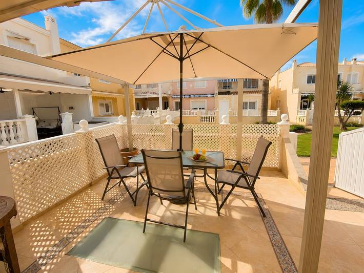 Maison de vacances 'Almerimar Golf Spacious Duplex Near' avec piscine commune, Wi-Fi et climatisation in Almerimar, El Ejido