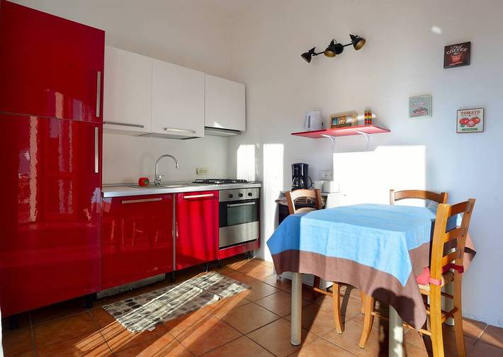 Appartamento intero, Casa con grande terrazza, AC, wifi, posto auto in Oneglia, Imperia