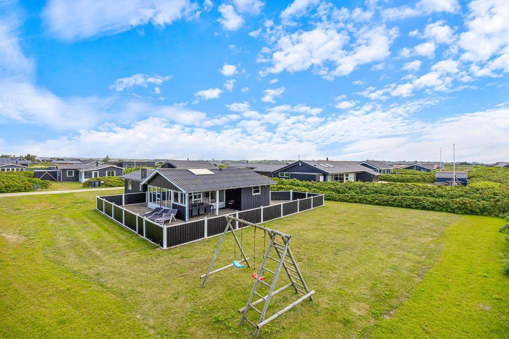 Lichdurchflutetes Ferienhaus mit geschlossener Terrasse in Søndervig, Holmsland Klit
