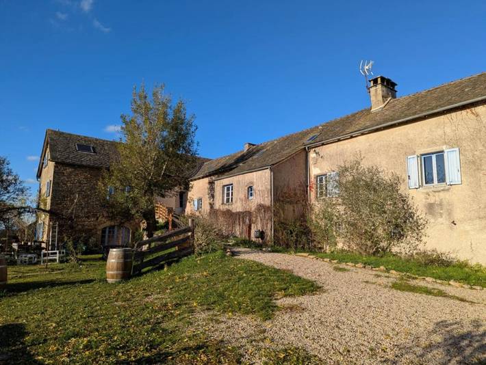 Gîte pour 3 personnes, avec vue ainsi que jardin et piscine, animaux acceptés à Centrès