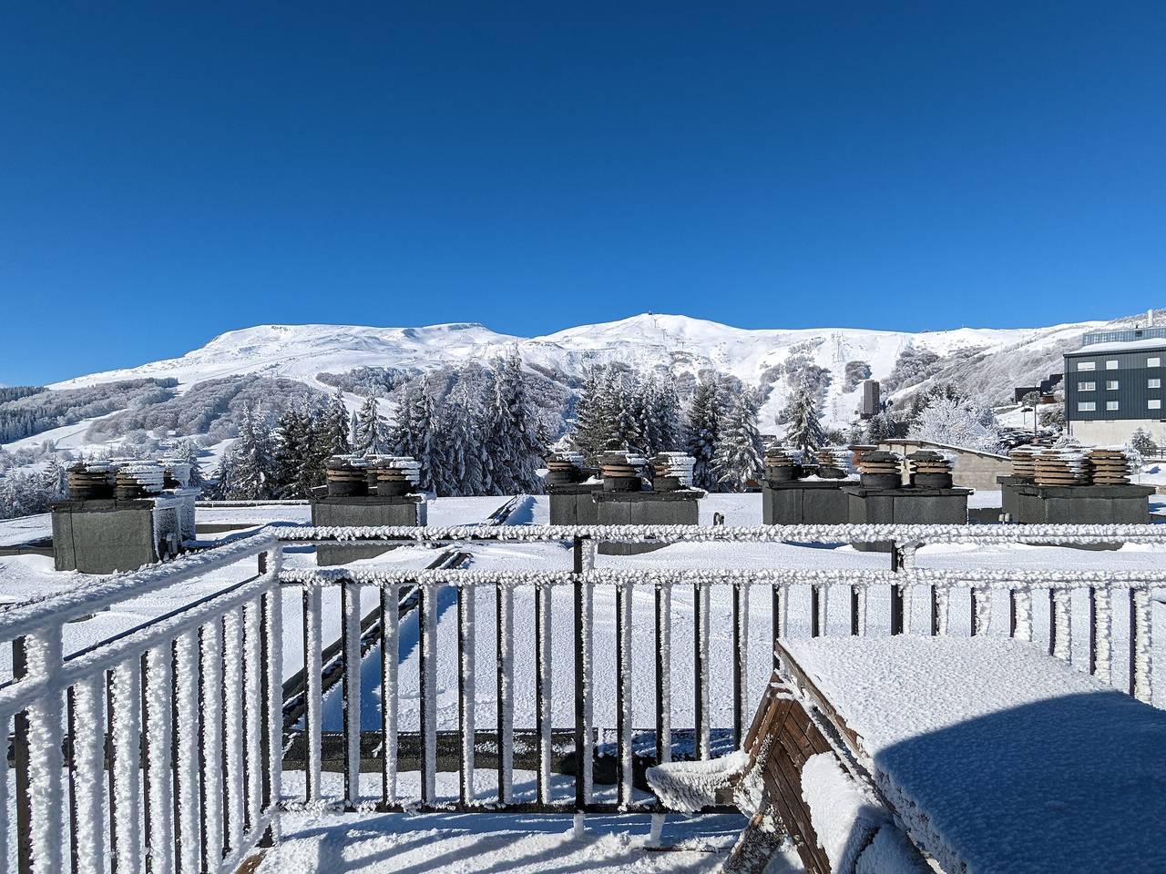 Studio entier, Studio calme pour 4 personnes avec parking in Super Besse, Besse-et-Saint-Anastaise