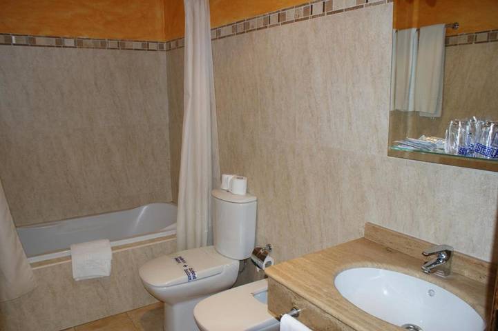 Hotel para 2 personas, con Balcón y Terraza además de Jardín y Piscina en Güejar Sierra - 3