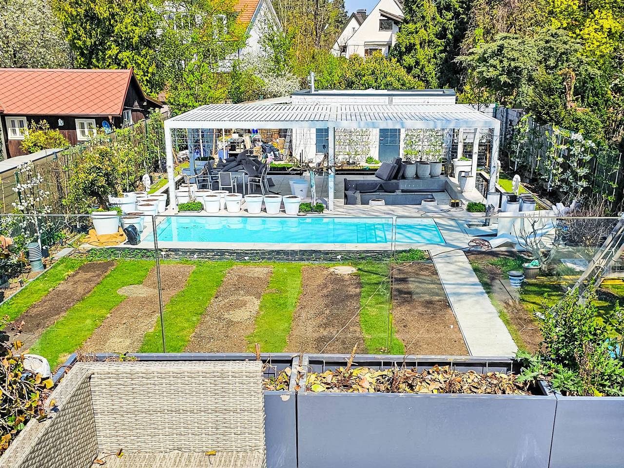 Hel lägenhet, Luxurious large Home, Pool , Garden , Koi Pond in München Sendling, München