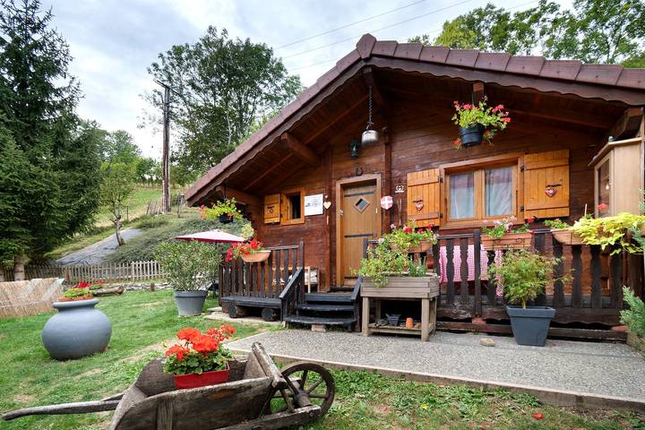 Ferienhaus für 3 Personen, mit Balkon und Whirlpool sowie Garten in Rhone-Alpes