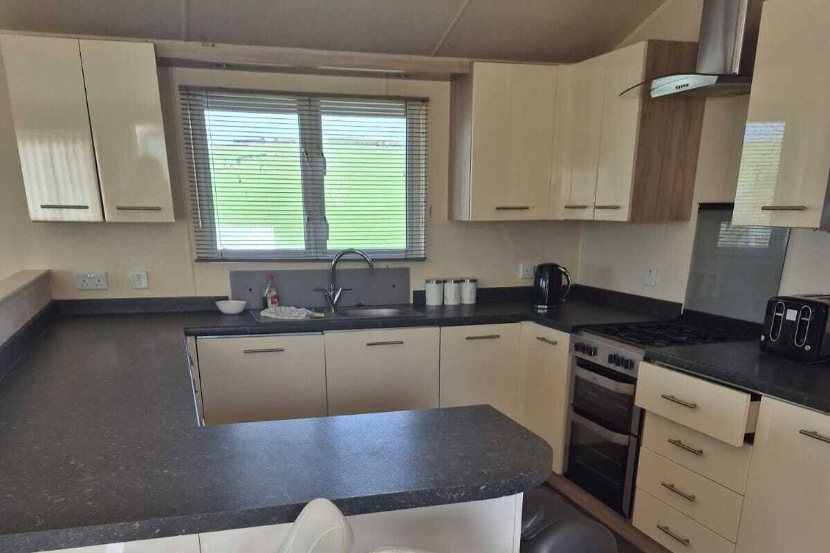2 Bed Caravan - Sleeps 6 - Pets - Pool - Parking in Newquay, Cornwall