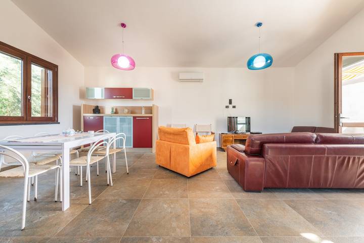 Acogedor apartamento vacacional "Villa Fico 2" con balcón, jardín y aire acondicionado. in Chia, Domus De Maria