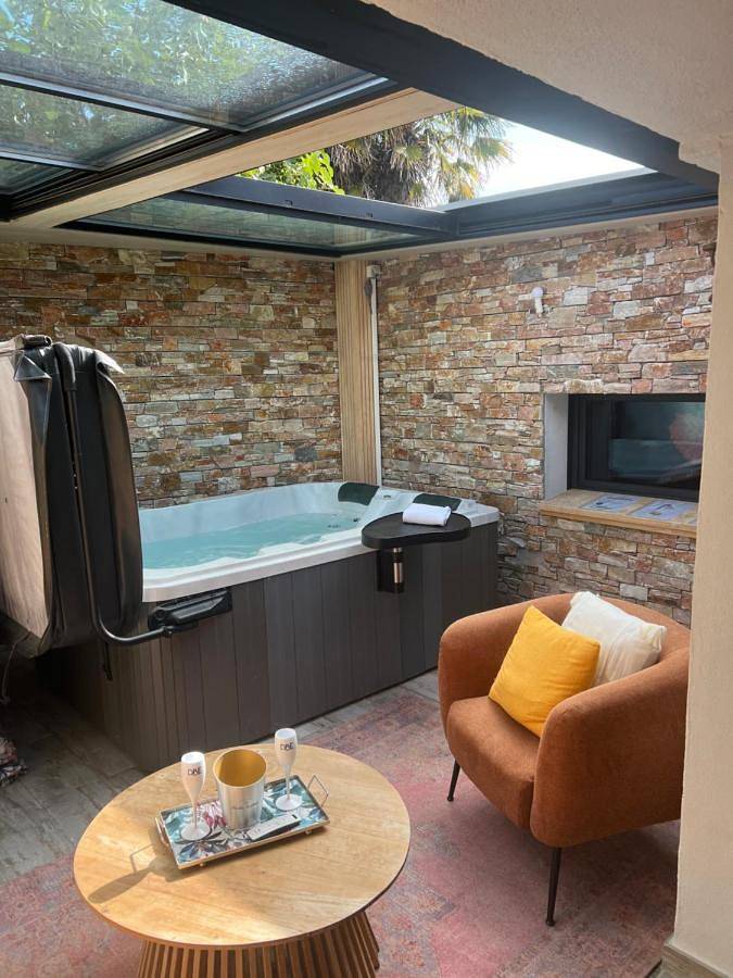 Location de vacances pour 2 personnes, avec jacuzzi et terrasse à Le Perrier