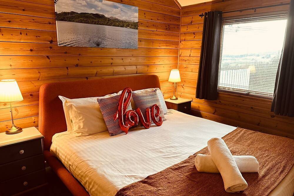 Spacious Lodge with woodburner, hot tub and beautiful views from the patio deck. in Pitlochry, Perthshire