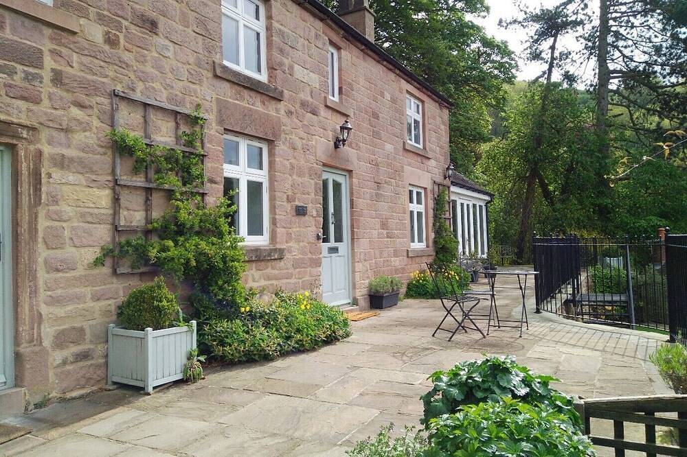 Luxury Cottage with spectacular rural views, private garden, sunroom and terrace in Wirksworth, Derbyshire