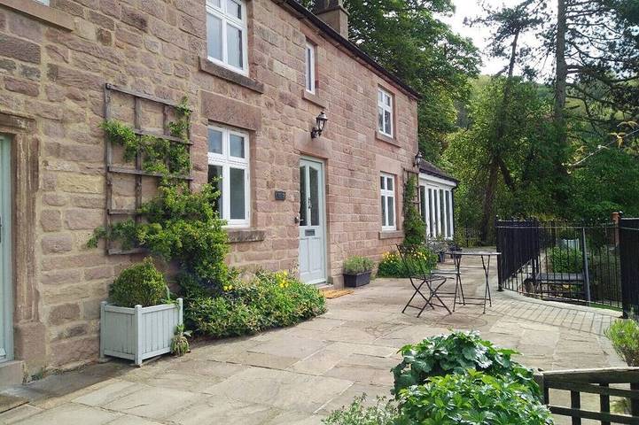 Cottage for 8 people, with garden and hot tub, with pets in Wirksworth
