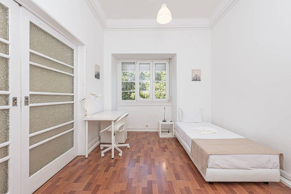 Ganze Wohnung, Houze Spacious 9 bedroom flat in Central Lisbon in Paço de Arcos, Costa de Lisboa