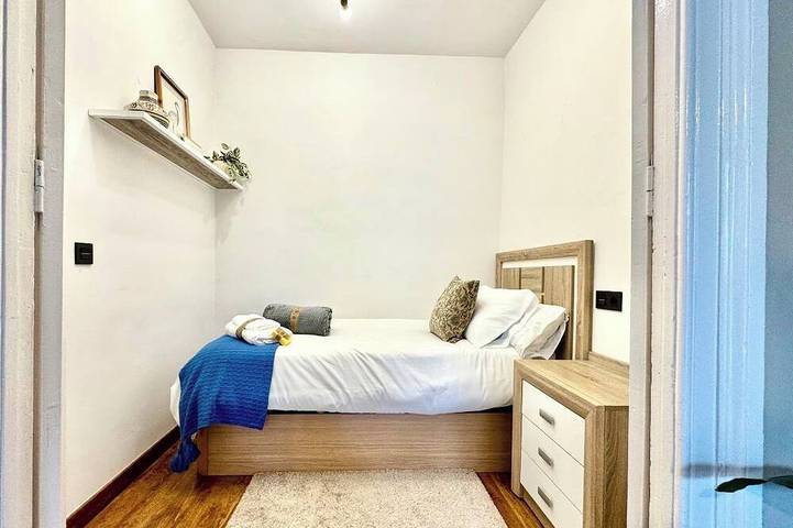 Entire apartment, 5-bedroom, 2 living areas, private terrace and parking, 5-minute walk to the harbor in Cudillero, Costa Verde (Spain)