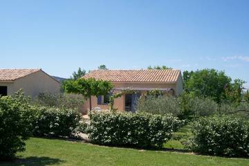 Gîte pour 3 personnes, avec terrasse ainsi que jardin et piscine à Malaucène