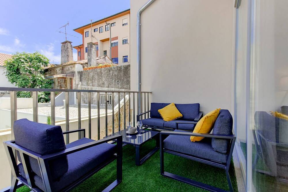Coutinho's Apartment - City Centre Apt with Balcony, foto 10
