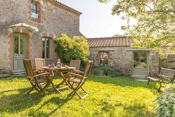 Gîte pour 6 personnes, avec jardin à Rouans