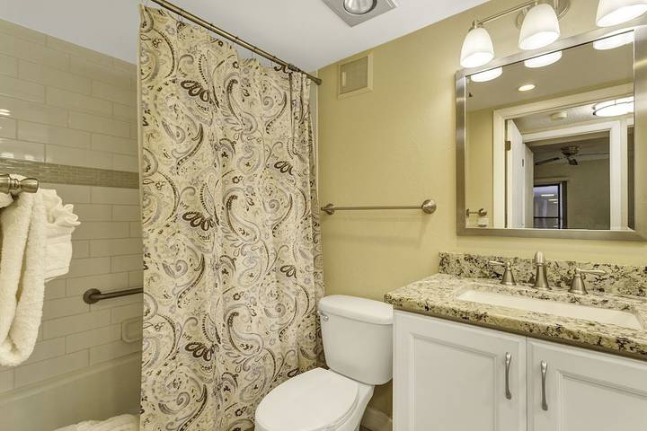 Vacation rental for 4 people, with hot tub and balcony as well as pool in St. Pete Beach