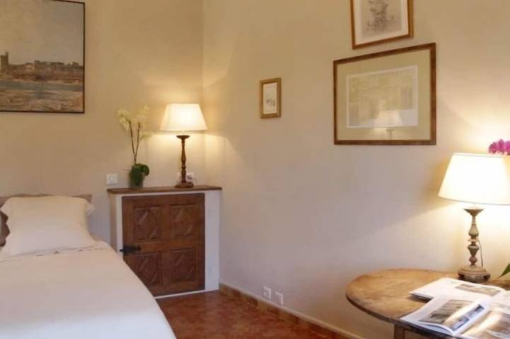 Gîte-Superior-Ensuite mit Bad-Blick auf den Hof-Gîte 19 in Villeneuve-lès-Avignon, Nimes und Umgebung