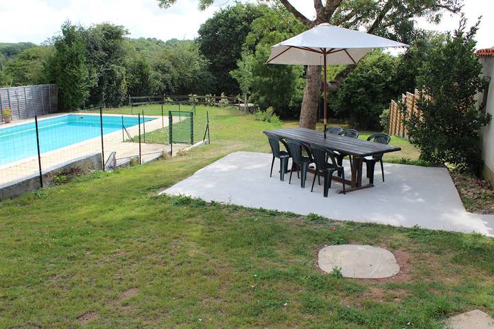 Gîte pour 9 personnes, avec terrasse ainsi que jardin et piscine à Le Champ-Saint-Père - 3