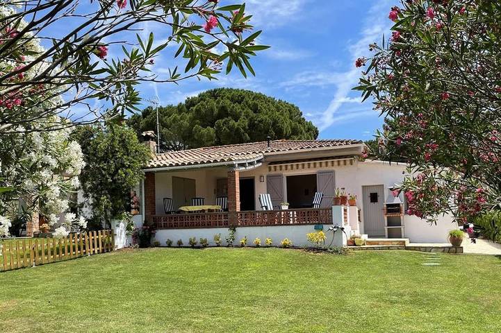 Gîte pour 4 personnes, avec balcon ainsi que jardin et piscine