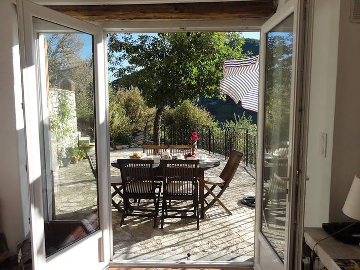 Gîte pour 6 personnes, avec terrasse à Montjoux