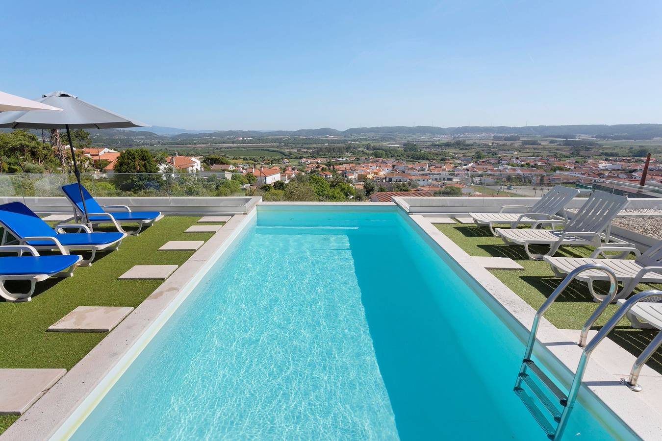 Entire apartment, Apartment 'Colina Do Sol 2' with Mountain View, Private Pool and Air Conditioning in Amoreira, Leiria District