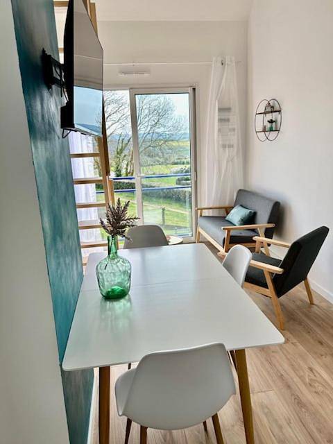 Location de vacances pour 4 personnes, avec Balcon ainsi que Terrasse et Vue à Plomodiern