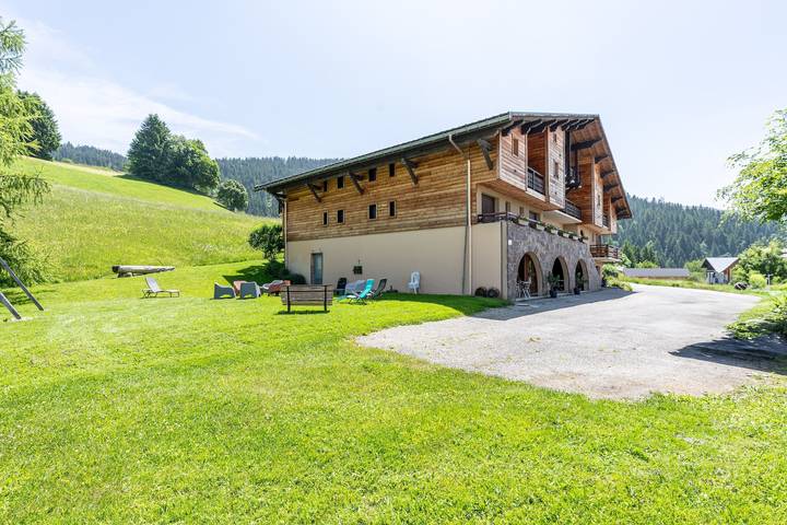 Entire studio, Studio Apartment '1 - La Gentiane' with Mountain View, Shared Garden and Wi-Fi in Cohennoz, Albertville region